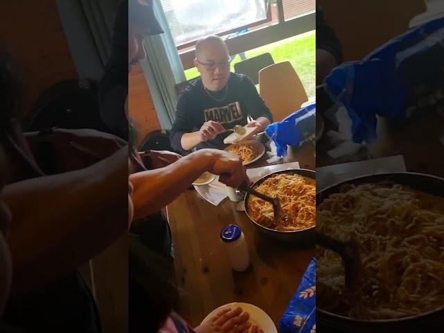 lets eat spaghetti with my friends #shortvideo@ms.magayonintheuk.