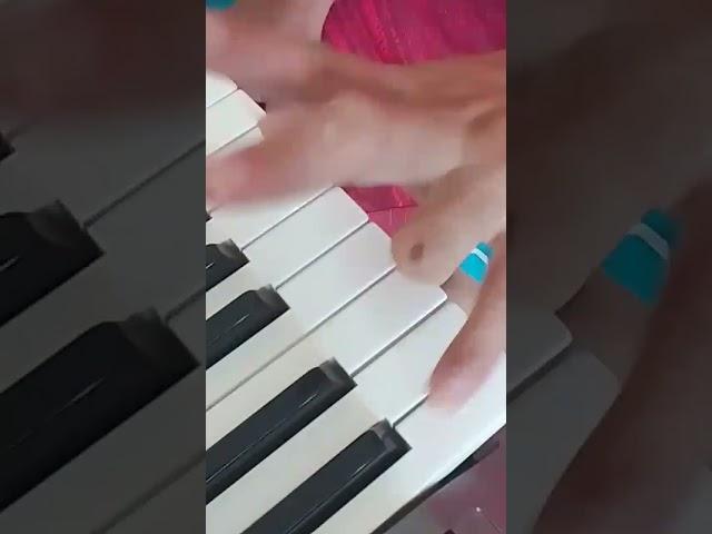 tocando teclado com quatro dedos chagas da midia