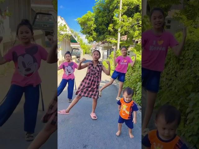 Nih yang minta kita dance Masha Viral, tapi anak kak Ninis seliweran#shortvideo #sambilancuan