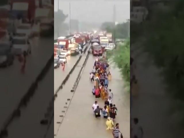 Gurugram Rain Viral Video: गुरुग्राम में आसमानी आफत का कहर | Shorts