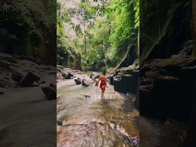 Anindita Hidayat Mandi di Sungai