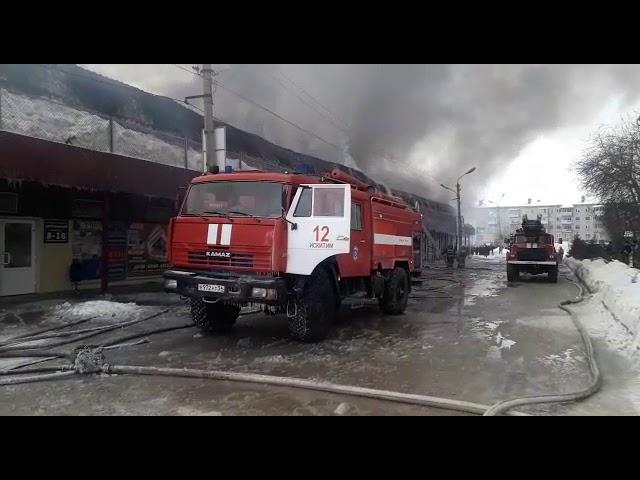 Тушат пожар на рынке в Искитиме