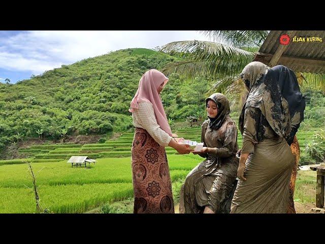 VIRAL!! Gadis Desa Keturunan Bule Turki, Rajin Kesawah Bersama Gadis Desa Sunda