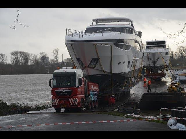 2018 0103 Boot Transport vom Ponton zur Halle 6