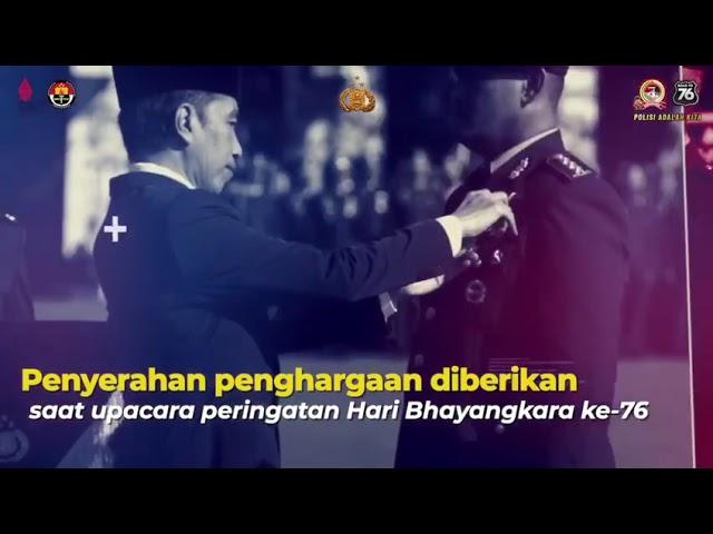 Presiden Republik Indonesia, menganugerahkan tanda kehormatan Bintang Bhayangkara Nararya