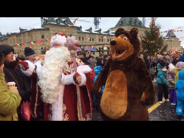 Ded Moroz & Snegurochka Singing in Red Square