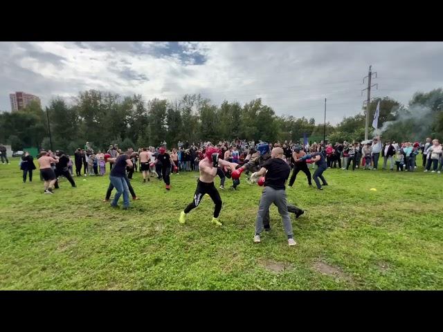 стенка на стенку, кулачные бои) воробьев Глеб(красный шлем, жёлтые кросовки)