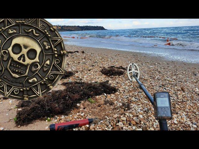 FOUND LOTS OF JEWELRY AND COINS ON THE BEACH WITH A METAL DETECTOR