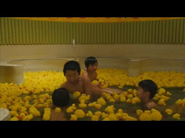 Japanese bath house offers a dip with 1000 rubber ducks for children