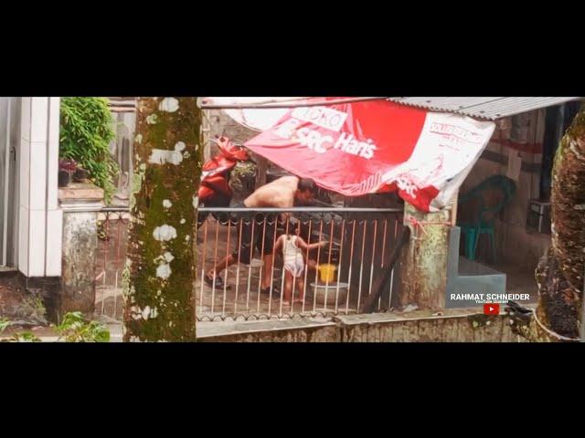 anak kecil hujan hujanan menikmati masanya