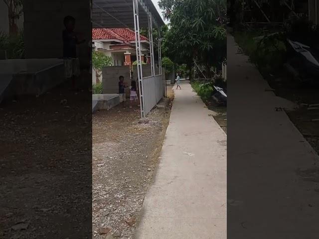 Main kejar-kejaran di depan rumah