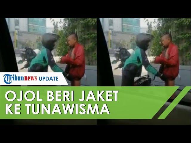 Viral Pengemudi Ojek Online Beri & Pakaikan Jaket ke Tunawisma, Sempat Ngobrol danBeri Sedikit Uang