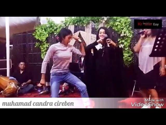 VIDIO LUCU BIKIN NGAKAK , CEWEK CANTIK JOGET DI PANGGUNG , ASIK BANGET DAH