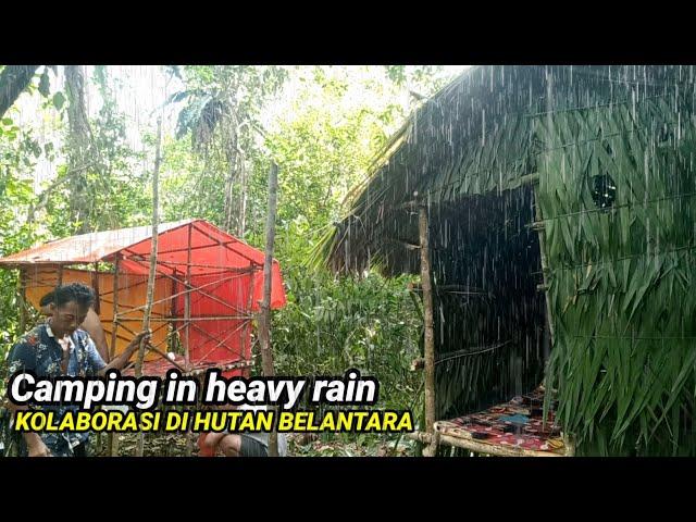 Camping hujan deras, membangun shelter berdekatan agar aman di hutan
