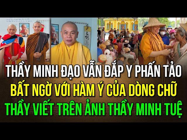 Thầy Minh Đạo vẫn đắp y phấn tảo. Dòng chữ đặc biệt do chính Thầy viết phía sau bức tường