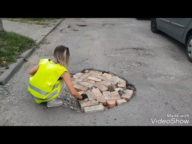 Читатели АвтоГродно на один день стали "сотрудниками" ЖЭСа и залатали ямы во дворах Гродно