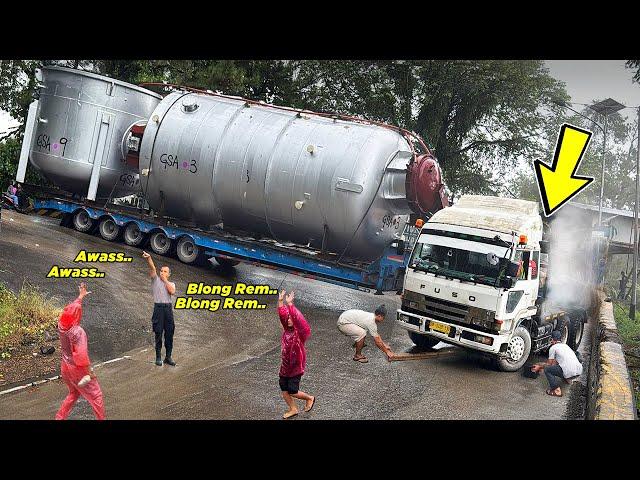 The Seconds the Super Large Load Truck's Brakes Fail