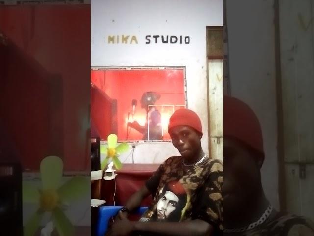 JILEKA MAPANDA AKIWA MIKA STUDIO AKI RECORDS NYIMBO YA HALUSI YA WATOTO WA TATU