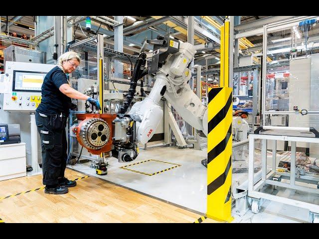 På ABB:s robotfabrik i Västerås byggs robotar av robotar – i tätt samarbete med människor