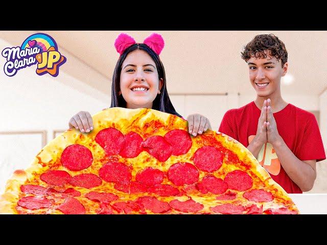 Maria Clara e JP comem, brincam e de divertem com pizzas! 