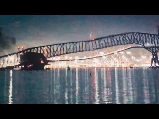 Трехкилометровый мост рухнул в реку из-за столкновения с  грузовым судном в американском Балтиморе