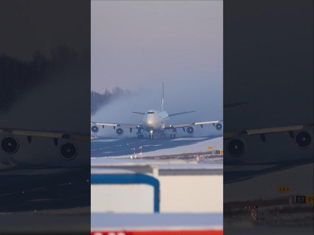 ASL Boeing 747-400F Kicking Up HUGE amount of Snow at Liege #planespotting #aviation #ytshorts #snow