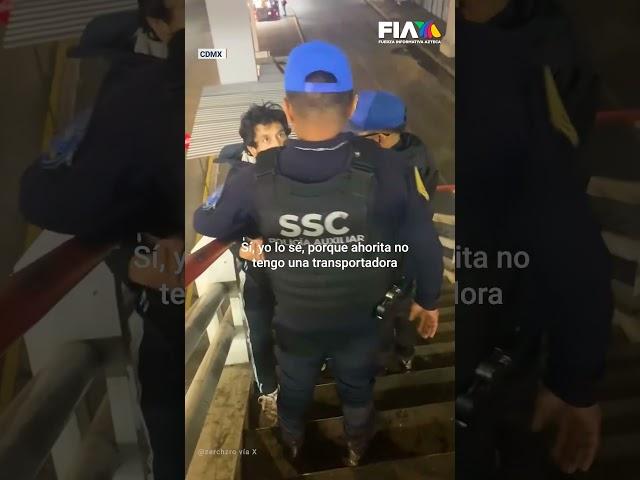 ¡Vaya crimen! Policías sacan a empujones del Metro a joven que llevaba a su perrito en la mochila