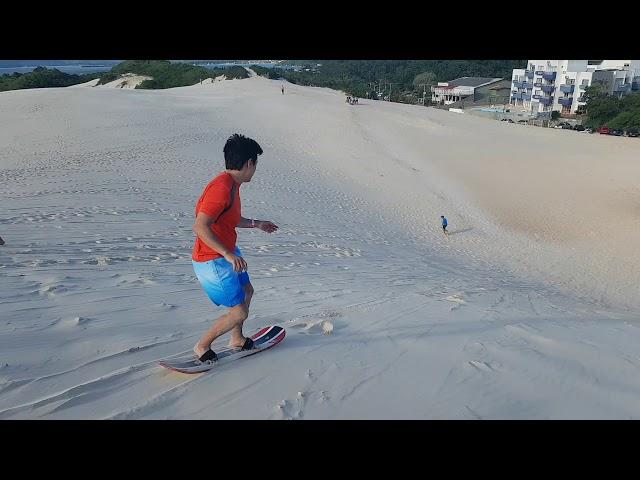 Sky bunda e surfe de areia na praia da Joaquina em Florianópolis