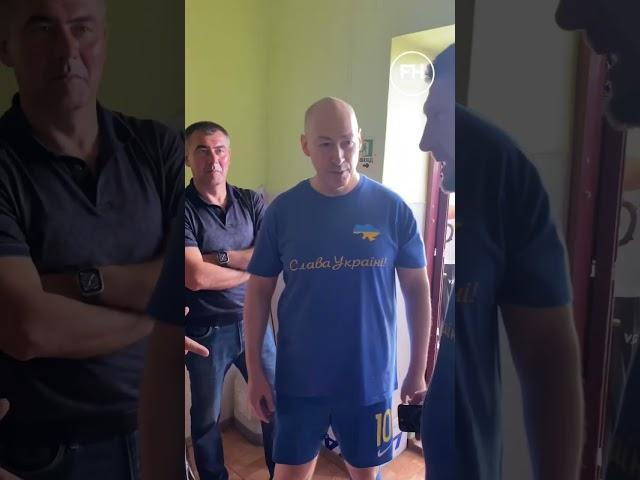Дмитро Гордон та Євген Селезньов спілкуються перед благодійним матчем