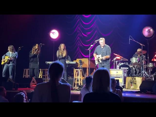 Corinna Grant Gill’s Amazing performance! Vince Gill and daughter Aug 7, 2022 at The Ryman!