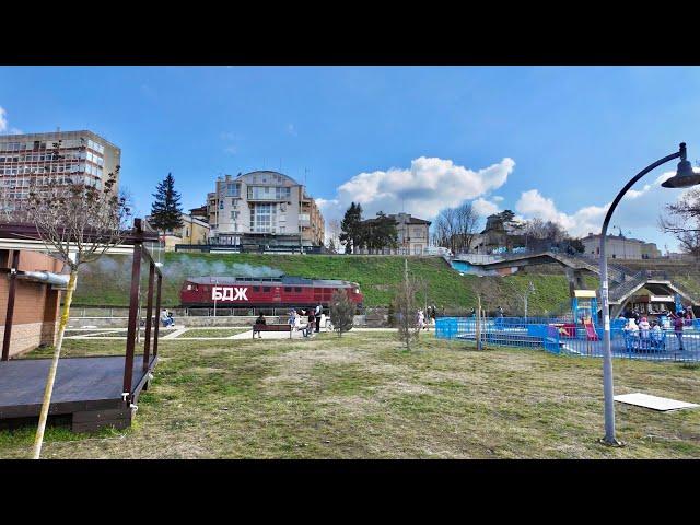 Br232 / BDZ 07 “Ludmilla” Diesel Locomotive through a city park at high speed