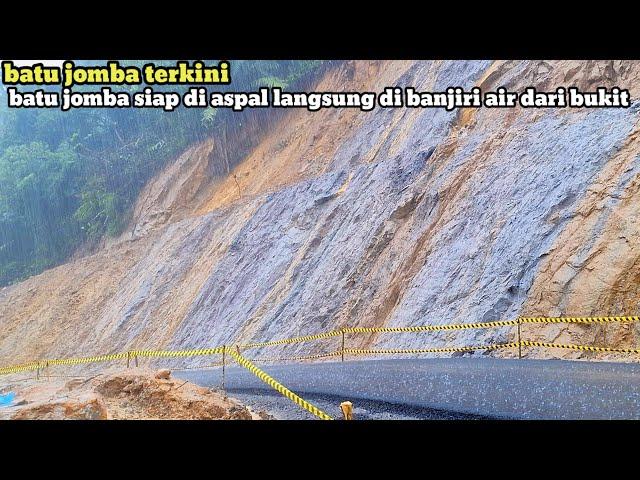 batu jomba terkini!batu jomba siap di aspal langsung di banjiri air dari bukit