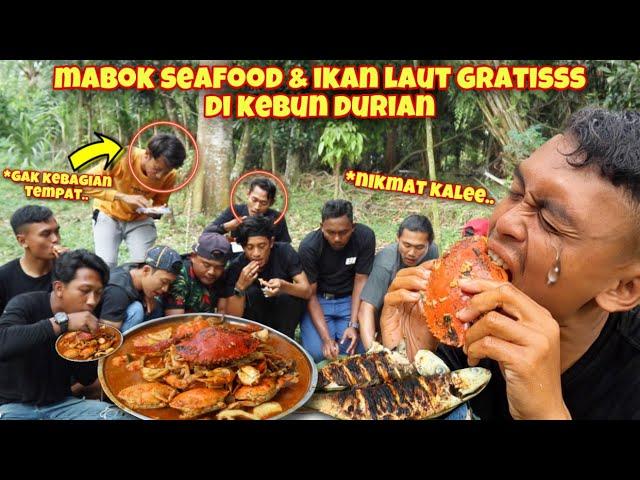 DI KEROYOK ANAK KAMPUNG MENIKMATI HIU BAKAR SEAFOOD TUMPAH DI KEBUN DURIAN