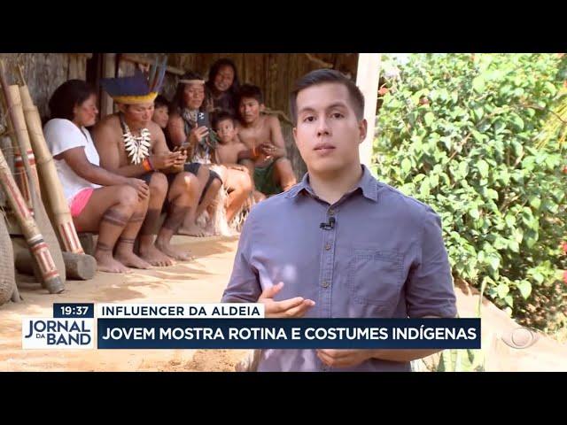 Jovem indígena faz sucesso nas redes sociais ao mostrar cotidiano e costumes