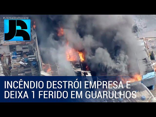 Incêndio de grandes proporções destrói empresa e deixa um ferido em Guarulhos (SP)