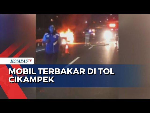 Diduga Korsleting, Mobil Terbakar di Tol Cikampek