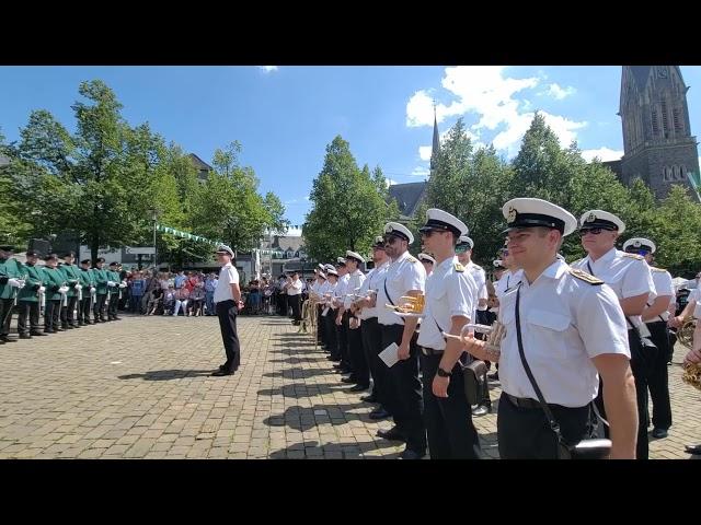 Schützenfest Olpe 2024 - Begrüssung des Marinemusikkorps Kiel am Markt