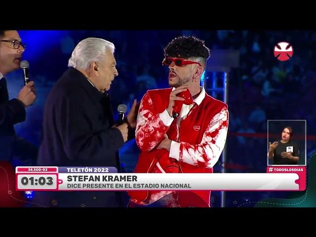 Stefan Kramer como Bad Bunny hizo reír al Estadio Nacional en la Teletón 2022