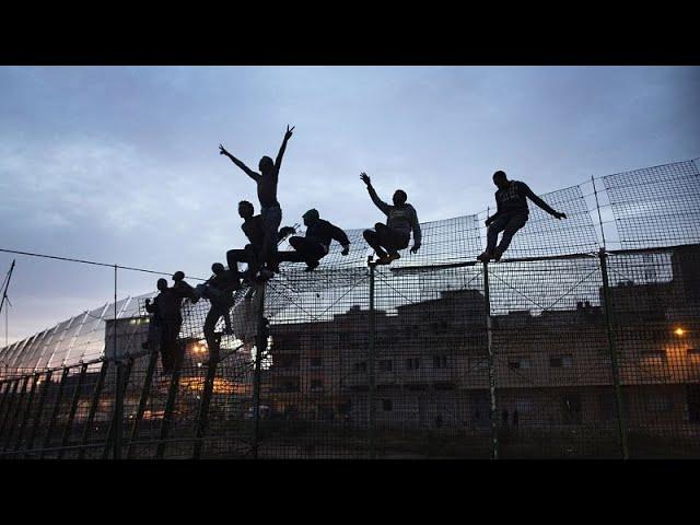 La police marocaine empêche des centaines de migrants d'entrer dans l'enclave espagnole de Ceuta