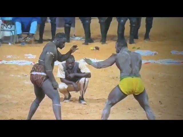 Lutte Victoire de Modou Lo sur Boy Niang 2