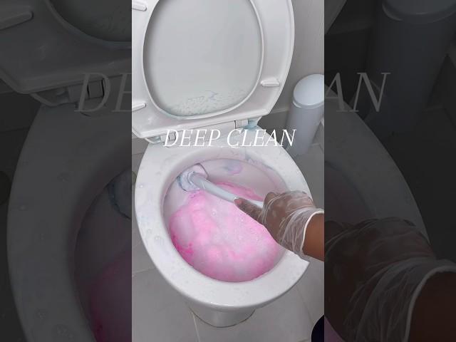 Deep clean & decorate her bathroom #asmr #asmrcleaning #cleaning #cleaningmotivation #cleaningtips