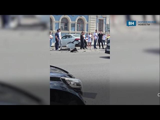 В центре Воронежа в жесткую аварию попал мотоциклист