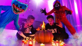 Попали Игру В Кальмара на Хеллоуин ! Squid Game Halloween in Real Life