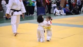 2 Yaşındaki Minik Tatlı Japon Kız Judo Yapıyor :)) Çok Tatlııı!!!!