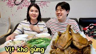 Vlog 391| Cho Hoon ăn thử VỊT KHO GỪNG, CANH CẢI. Cô giúp việc nghỉ và điều cô nhận xét về gia đình