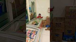 Ngintip es krim  #shelleyvlog #indomaret #eskrim #shorts