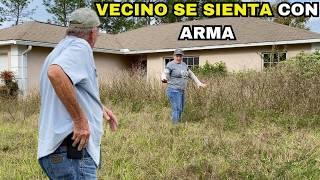 **Vecino mayor** SE SIENTA CON UN ARMA  Dice: "¡¡NO HARÁS ESTO!!"