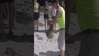 SLOTH ATTACKS and BITES MAN! IN COSTA RICA ¡EL PEREZOSO ATACA Y MUERDE AL HOMBRE!