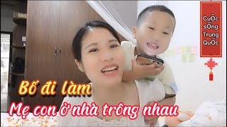 Bố đi làm, hai mẹ con ở nhà trông nhau