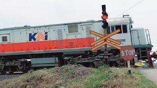 Railroad Crossing Indonesia || Palang Perlintasan Kereta Api | Perlintasan Kereta Tak Dijaga Petugas